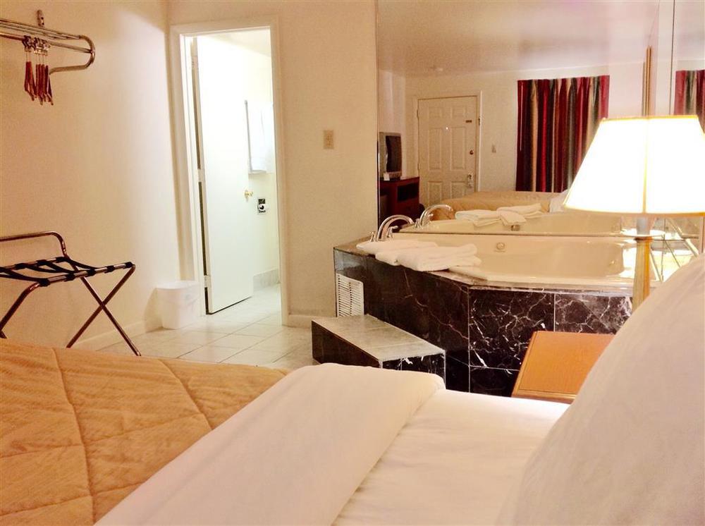 America'S Best Value Inn Lancaster Rohrerstown Room photo