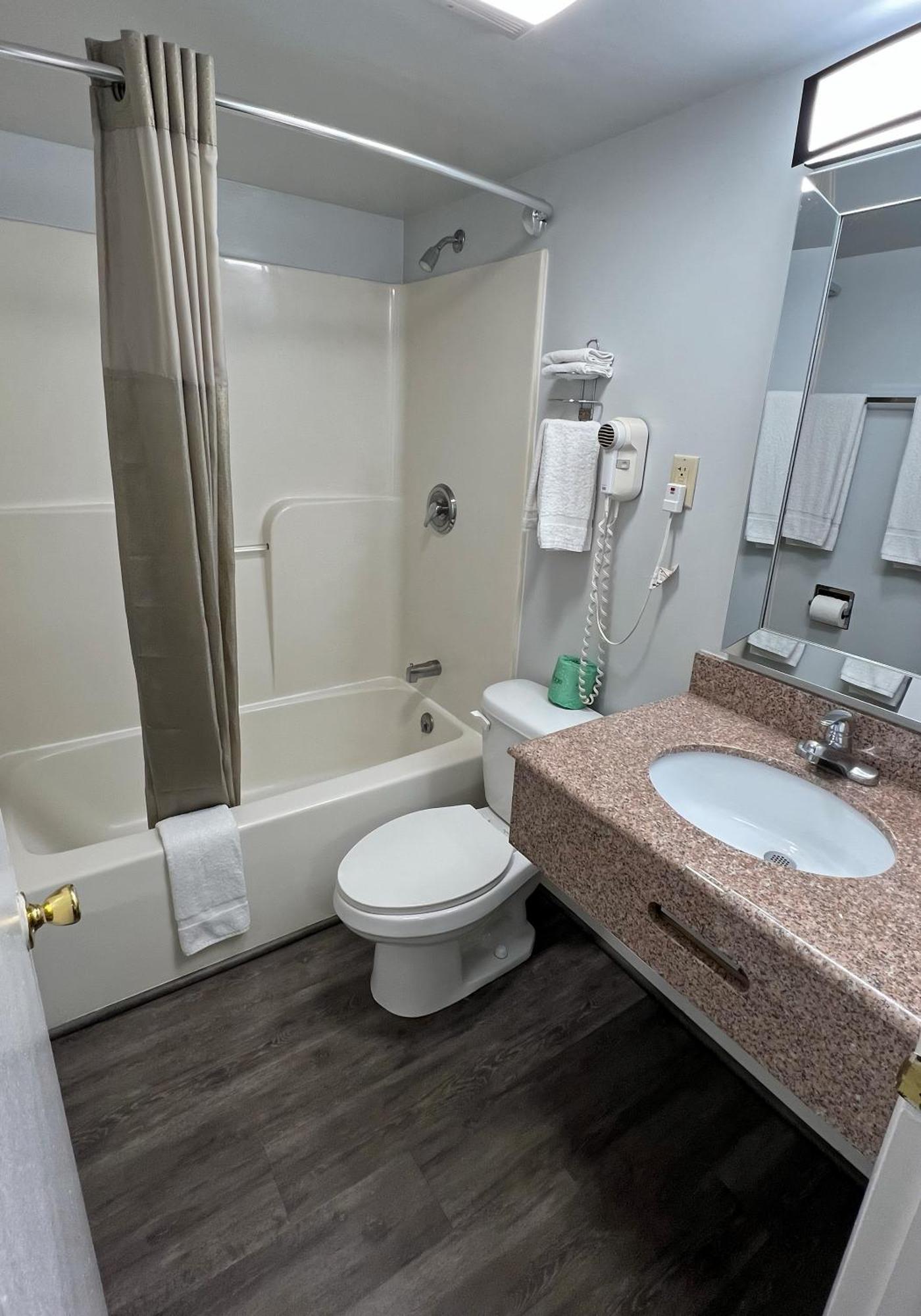 America'S Best Value Inn Lancaster Rohrerstown Exterior photo